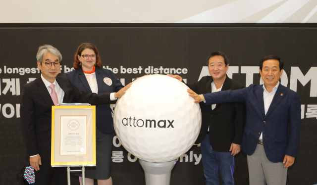 코오롱이 개발한 ‘이웅열표’ 골프공, 세계 최장 비거리 기록 쐈다 [뒷북비즈]