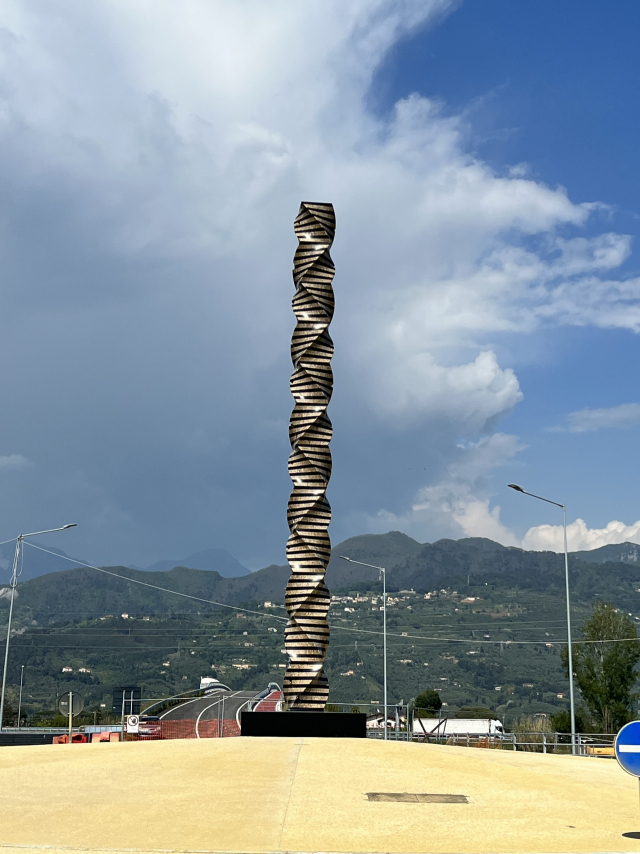 이탈리아 피에트라산타에 영구 설치된 박은선 작가의 ‘무한한 기둥’.