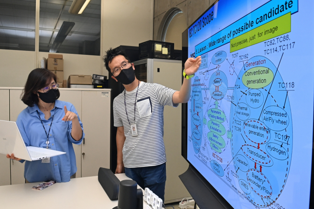ETRI 연구진들이 에너지저장장치를 비장전원 시스템에 연계하기 위한 요구사항을 논의하고 있다. 사진제공=ETRI
