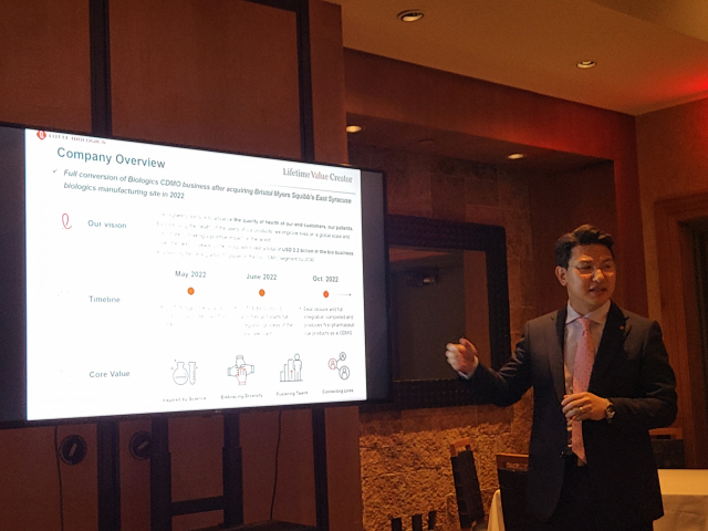이원직 롯데바이오로직스 대표가 14일(현지 시각) ‘바이오 USA’가 열리는 미국 샌디에이고에서 기자들과 만나 롯데바이오로직스의 사업 계획을 발표하고 있다. 이재명 기자.