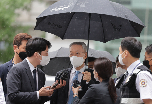 문재인 정부 출범 초기 산업부 산하 발전 공기업 기관장 등의 사퇴를 강요한 혐의를 받는 백운규 전 산업통상자원부 장관이 15일 오전 서울동부지법에서 열린 구속 전 피의자 심문(영장실질심사)에 출석하고 있다. 연합뉴스