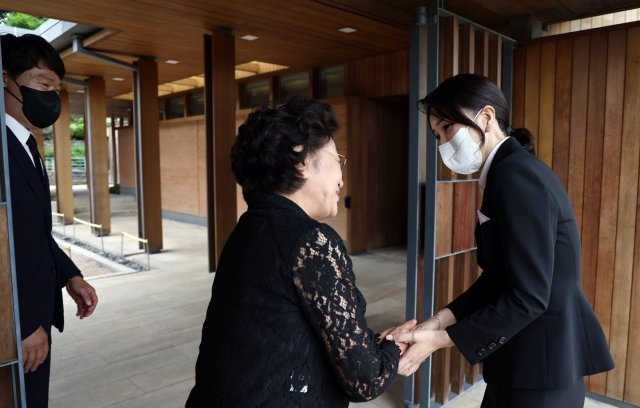 윤석열 대통령 부인 김건희 여사가 13일 오후 경남 김해 진영읍 봉하마을 고 노무현 전 대통령 묘역 참배를 마친 후 권양숙 여사를 예방하고 있다./사진=대통령실 제공