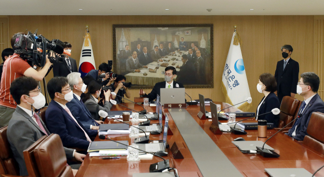 이창용 한국은행 총재가 26일 서울 중구 한국은행에서 열린 금융통화위원회 회의에서 의사봉을 두드리고 있다. 사진공동취재단