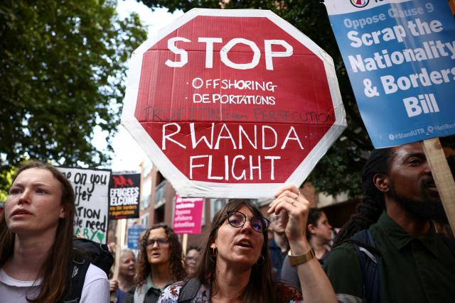 영국 정부가 망명 신청자들을 르완다로 추방하려는 계획에 반대하는 시민들이 지난 13일(현지시간) 런던 내무부 앞에서 시위를 벌이고 있다. 연합뉴스