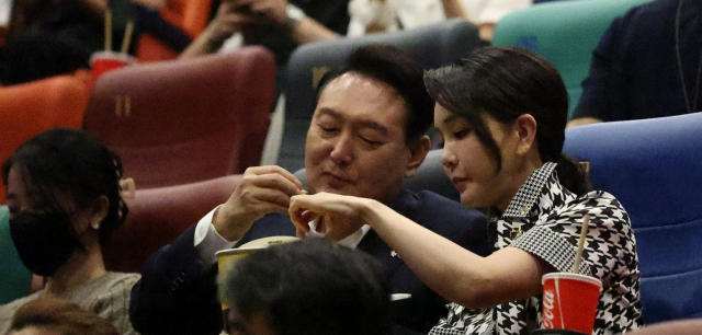 윤석열 대통령 부부가 지난 12일 오후 서울 시내 한 영화관에서 영화 '브로커'를 관람하고 있다. 대통령실 제공