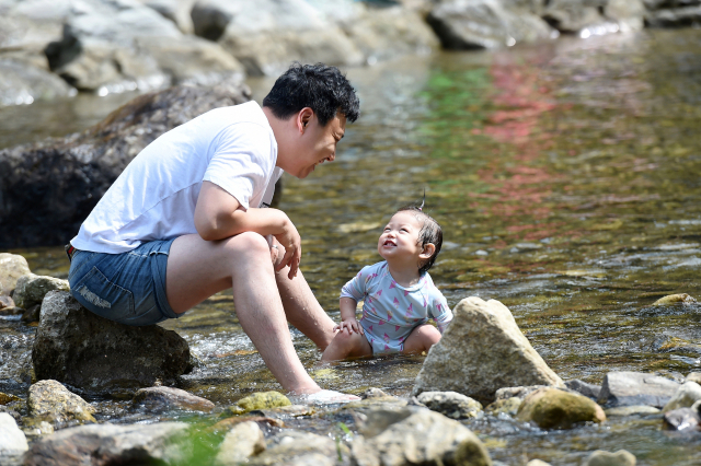 지난해‘청정계곡 감성인증 사진 공모전’에서 대상을 받은 '아빠와 아가'/사진제공=경기도