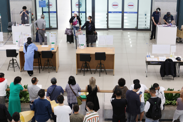 3일 인천국제공항 제1터미널 입국장이 해외 입국자와 환영객으로 붐비고 있다. 연합뉴스