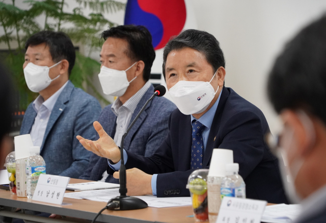 남성현(오른쪽 첫번째) 산림청장이 충남권역 산림조합장들과 소통 간담회를 갖고 있다. 사진제공=산림청