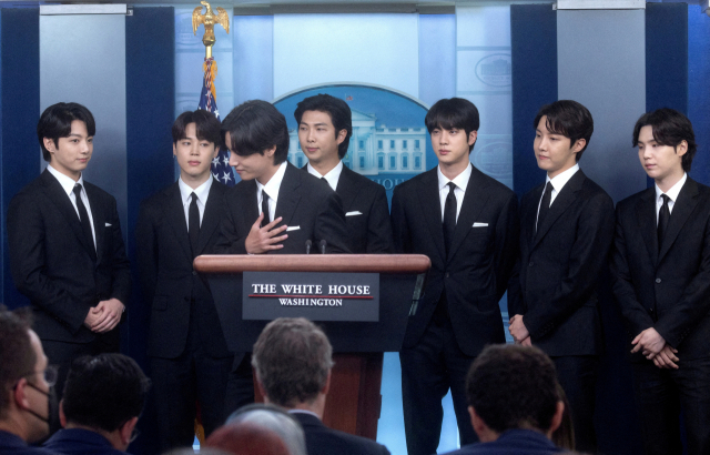 ‘프루프’ 활동을 마지막으로 솔로 활동에 나서는 BTS. 사진은 지난달 31일 백악관을 방문한 BTS. 로이터연합뉴스.