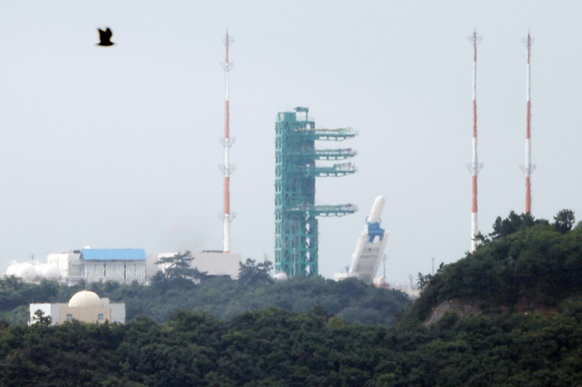 한국형 발사체 누리호(KSLV-Ⅱ) 2차 발사 예정일을 하루 앞둔 15일 오전 전남 고흥군 나로우주센터 발사대에서 누리호가 기립되고 있다. 연합뉴스