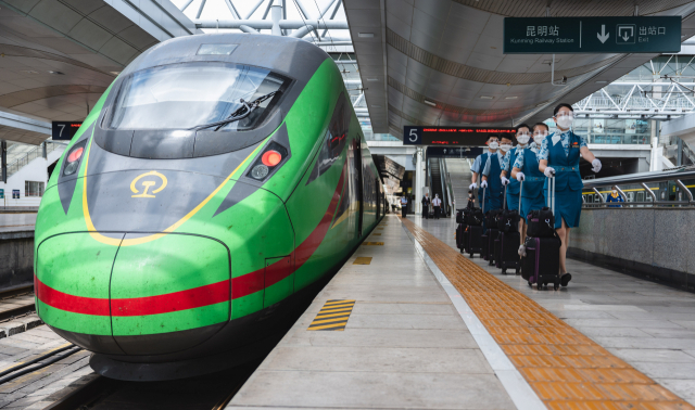 6월 2일(현지 시간) 일대일로 사업의 일환인 중국~라오스 고속철도에서 열차가 운행되고 있다.