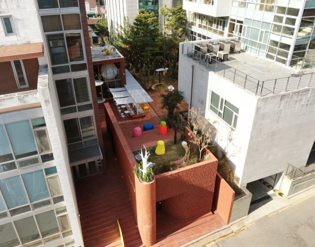 서울 강남구 논현동 롤리폴리꼬또 전경. 붉은 벽돌로 외관을 마감한 이 건물의 오른편에는 함하우스, 왼편에는 오뚜기 계열사 사옥이 있다. 사진 제공=박우진