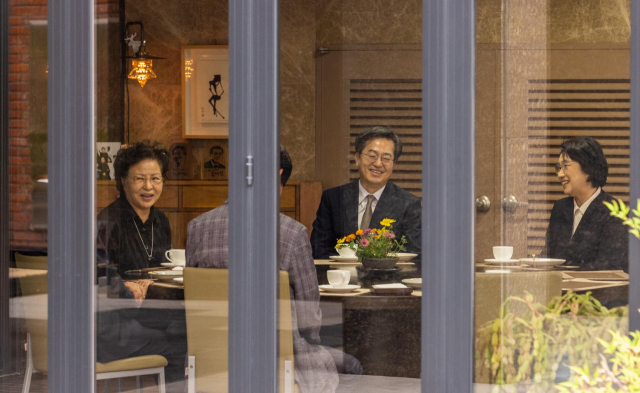 덥수룩 흰수염에 헤진 운동화… 文, 옥수수 먹으며 김동연에 전한 말