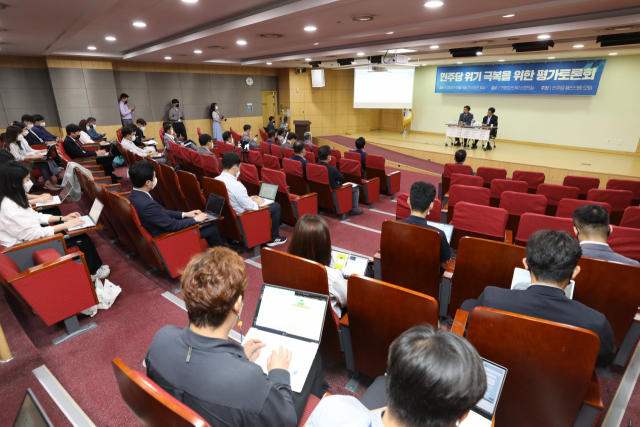 15일 국회의원회관에서 더불어민주당 재선 의원 모임 주최로 민주당 위기 극복을 위한 평가 토론회가 열리고 있다. 성형주 기자