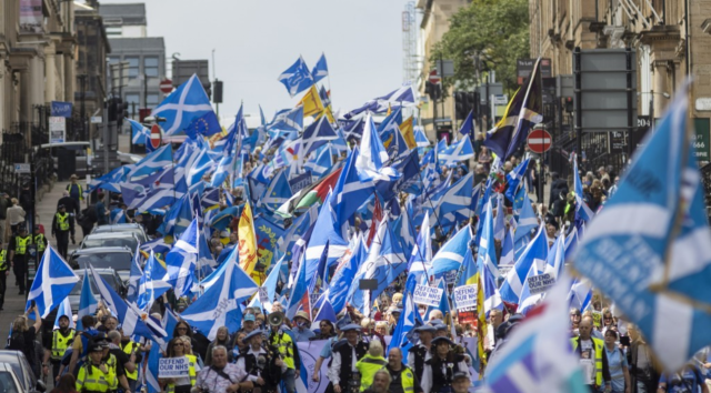 스코틀랜드인들이 독립 등을 요구하는 시위를 벌이고 있다. EPA연합뉴스
