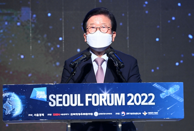 박병석 전 국회의장이 15일 서울 광장동 비스타워커힐서울에서 열린 ‘서울포럼 2022’에서 축사를 하고 있다. 성형주 기자