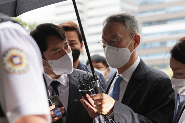 문재인 정부 초기 산업부 산하 발전 공기업 기관장 등의 사퇴를 강요한 혐의를 받는 백운규 전 산업통상자원부 장관이 15일 오전 서울동부지법에서 열린 구속 전 피의자 심문(영장실질심사)에 출석하고 있다. 연합뉴스