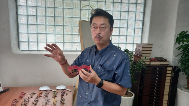김종필 대표가 나비 모양의 예술가용 안경에 대해 설명하고 있다.