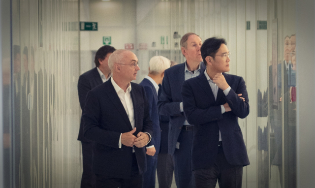 이재용(오른쪽) 삼성전자 부회장이 15일(현지 시간) 벨기에 루벤에 위치한 아이멕(imec)을 방문해 루크 반 덴 호브 CEO와 만나 미래 기술에 대해 논의하고 연구개발 현장을 살펴봤다. 사진제공=삼성전자