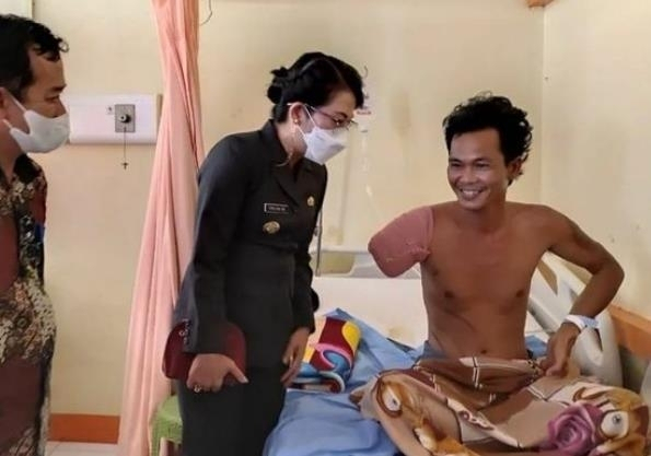 인도네시아의 한 동물원에서 악어에게 한쪽 팔을 잃은 일함(오른쪽 1번째)이 병원에서 치료를 받았다. 일간 콤파스 캡처