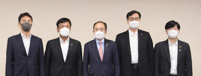 추경호(가운데) 경제부총리와 이창용(오른쪽 두번째) 한국은행 총재가 16일 서울 은행연합회에서 열린 비상거시경제금융회의에서 기념 촬영을 하고 있다.
