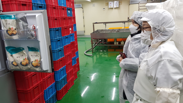 인천시 관계자들이 지난해 안심멘토링 사업에 참여한 식품제조업체를 방문해 위생상태를 점검하고 있다. 사진제공=인천시