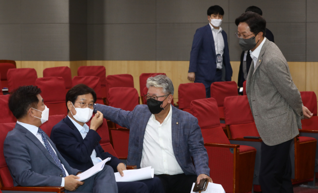 지난 15일 서울 여의도 국회 의원회관에서 열린 민주당 위기 극복을 위한 평가토론회에서 조응천(왼쪽 세번째) 의원이 대화를 나누고 있다. /성형주 기자