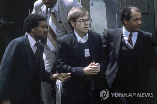 로널드 레이건 전 대통령 저격 5개월 뒤인 1981년 8월 존 힝클리(가운데) 모습. [AP 연합뉴스] 2022. 6. 16. photo@yna.co.kr