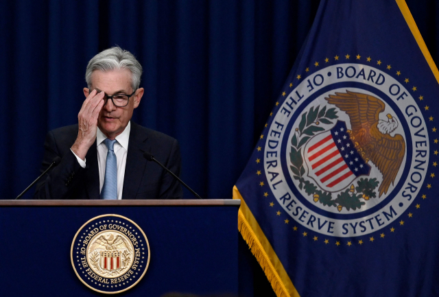 제롬 파월 연준 의장이 15일(현지 시간) 0.75%포인트의 금리 인상을 뼈대로 하는 6월 FOMC 결과를 브리핑하는 자리에서 곤혹스러운 듯 자신의 안경을 만지고 있다. AFP연합뉴스
