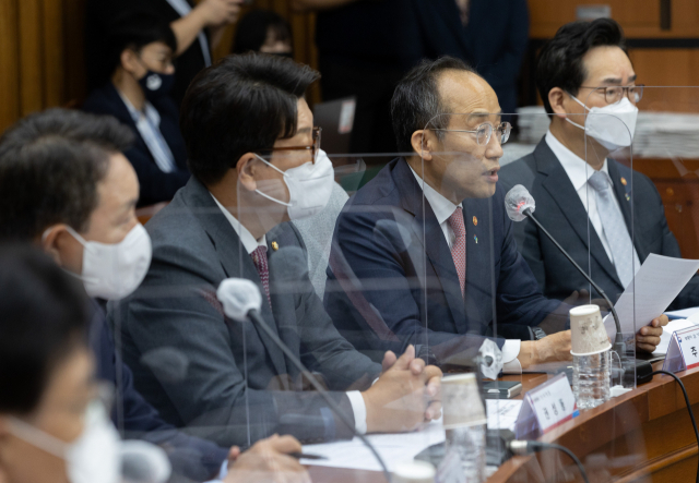 [경제정책방향]규제 하나 만들면, 기존 규제 둘 없앤다