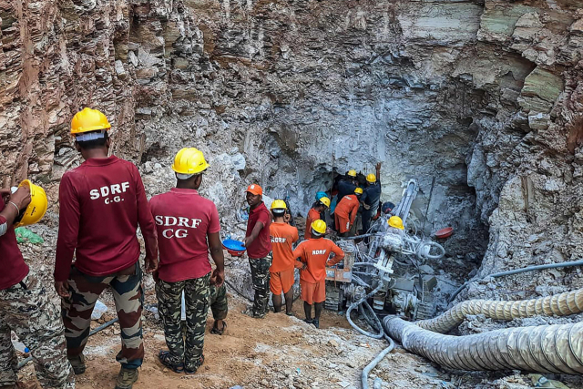14일(현지시간) 인도 중부 차티스가르주 피리드 마을에서 구조대원들이 11세 소년이 빠진 우물에 접근하기 위해 터널을 파고 있다. 연합뉴스