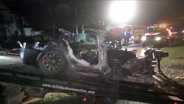 지난해 4월 미국 텍사스 우드랜드에서 발생한 사고 직후 반파된 테슬라 차량. /로이터연합뉴스