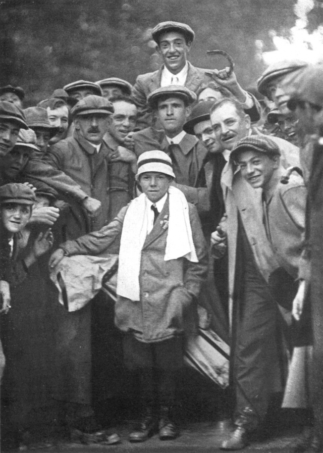 1913년 US 오픈 우승 뒤 프란시스 위멧(뒤 가운데)과 꼬마 캐디 에디 라워리(앞 가운데)가 관중과 포즈를 취하고 있다. 출처=위키피디아