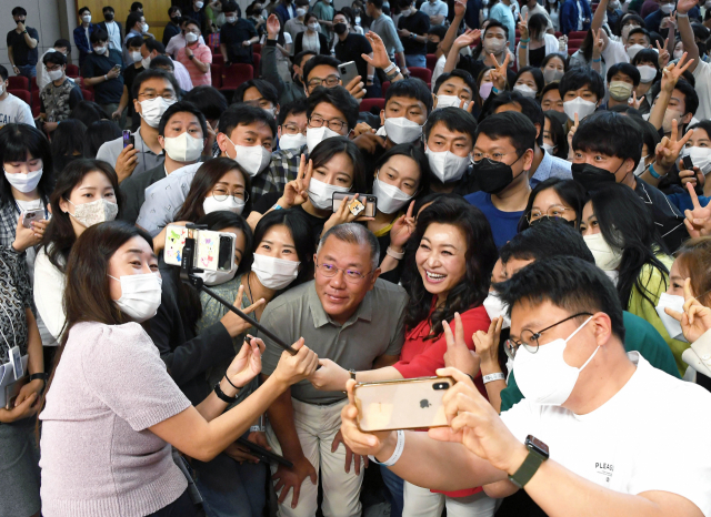 정의선(앞줄 가운데 왼쪽) 현대차그룹 회장이 16일 서울 양재동 현대차 본사에서 열린 ‘마음 상담 토크 콘서트: 요즘, 우리’를 마친 후 행사에 참여한 직원들과 기념 촬영을 하고 있다. 사진 제공=현대차