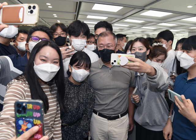 정의선(앞줄 왼쪽 세 번째) 현대차그룹 회장이 16일 서울 양재동 현대차 본사에서 열린 ‘마음 상담 토크 콘서트: 요즘, 우리’를 마친 후 행사에 참여한 직원들과 기념 촬영을 하고 있다. 사진 제공=현대차