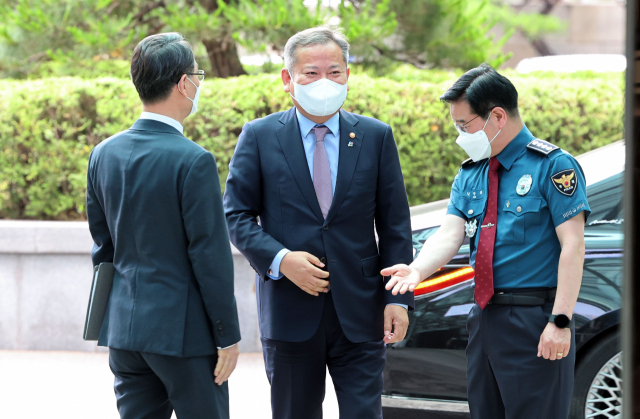 이상민(가운데) 행정안전부 장관이 9일 서울 서대문구 경찰청을 방문해 김창룡(오른쪽) 경찰청장의 안내를 받으며 청사로 들어가고 있다. 연합뉴스