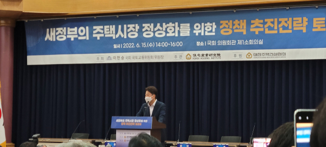 이준석 국민의힘 당 대표가 지난 15일 오후 서울 여의도 국회 의원회관 제1소회의실에서 열린 토론회에 참석해 축사를 하고 있다. 이덕연 기자