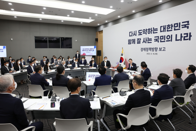 윤석열 대통령이 16일 오전 경기도 성남시 판교 제2테크노밸리 기업성장센터에서 열린 새정부 경제정책방향 발표 회의에서 발언을 하고 있다./사진제공=대통령실