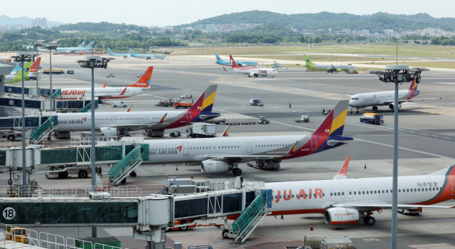15일 김포국제공항에 항공기들이 계류하고 있다. 연합뉴스