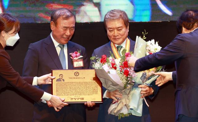 소진세(오른쪽) 교촌에프앤비 회장이 15일 서울 강남구 그랜드인터컨티넨탈파르나스호텔에서 열린 ‘2022 고대 법대인의 밤’ 행사에서 ‘자랑스러운 고대 법대인상’을 수상하고 있다. 사진 제공=교촌에프앤비