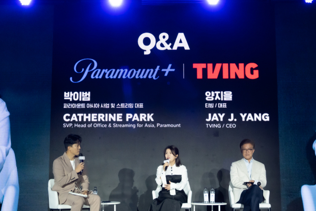 티빙·파라마운트+ 미디어데이에 참석한 박이범(가운데) 파라마운트 아시아 사업 및 스트리밍 대표와 양지을(오른쪽) 티빙 대표. 사진 제공=티빙