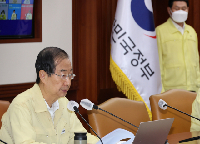 한덕수 국무총리가 17일 정부서울청사에서 열린 코로나19 대응 중앙재난안전대책본부 회의를 주재하고 있다. 연합뉴스