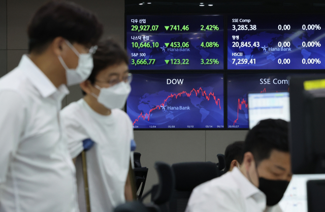 17일 오전 서울 중구 을지로 하나은행 본점 딜링룸 현황판에 다우 지수 등 지난 밤사이 미국 증시 현황이 나오고 있다. 이날 코스피는 미국 뉴욕 증시의 다우 지수 3만 선이 무너지면서 전장보다 41.69포인트(1.70%) 내린 2,409.72로 개장해 장중 2,400선이 무너졌다. 코스닥지수는 전장보다 14.18포인트(1.77%) 오른 787.97로 시작했다. 연합뉴스