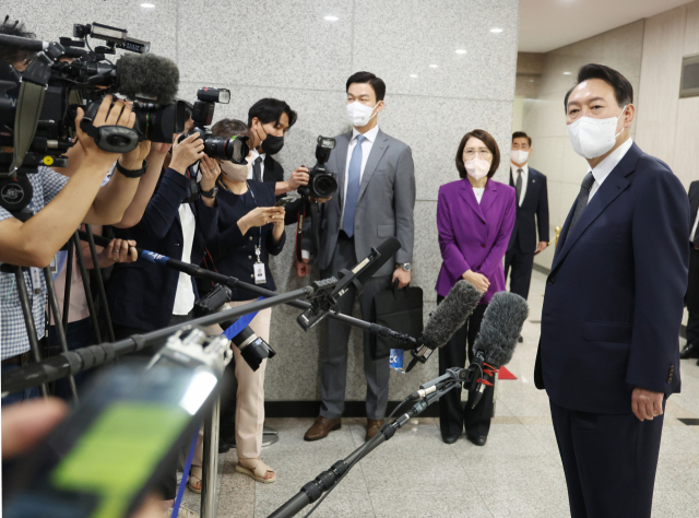 윤석열 대통령이 17일 서울 용산 대통령실청사로 출근하며 기자들의 질문에 답하고 있다. / 연합뉴스