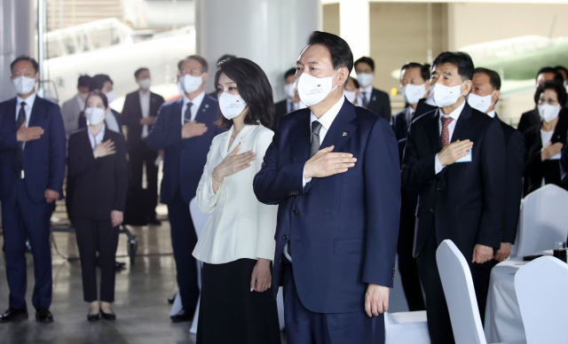 윤석열 대통령과 김건희 여사가 17일 서울 용산구 전쟁기념관에서 열린 국가유공자·보훈가족 초청 오찬에서 국기에 경례를 하고 있다. /연합뉴스