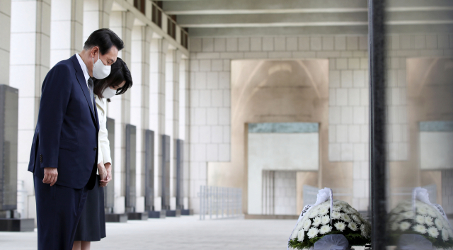 윤석열 대통령과 김건희 여사가 17일 서울 용산구 전쟁기념관에서 열린 국가유공자·보훈가족 초청 오찬에 앞서 국군 전사자 명비를 찾아 지난해 10월 백마고지에서 유해로 발굴된 고(故) 조응성 하사의 명비 앞에서 묵념하고 있다. /연합뉴스