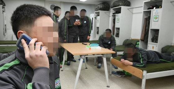 일과를 마친 병사들이 통화와 문자메시지 전송, 인터넷 강의 시청 등 자유롭게 휴대전화를 사용하고 있다. 사진공동취재단