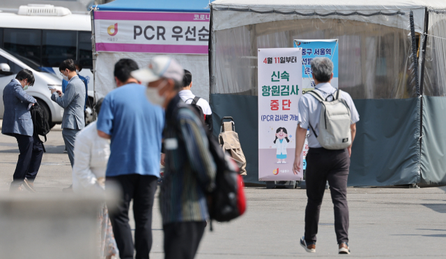 지난 8일 오전 서울역 선별진료소 앞을 시민들이 지나가고 있다. 연합뉴스