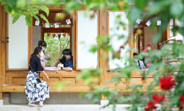 18일 한옥문화공간인 서울 종로 무계원을 찾은 가족들이이 떡과 한과 만들기 체험을 하고 있다. 종로구와 종로문화재단은 이날 무계원에서 식문화 체험을 통해 전통문화에 대한 이해를 높이는 떡과 한과 만들기 체험을 진행했다. 연합뉴스