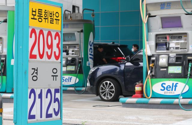 17일 서울 시내 한 셀프 주유소에서 운전자들이 기름을 넣고 있다. /연합뉴스